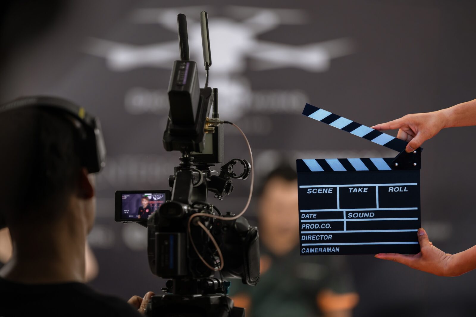 Produzione video Videoconsulting - ciak e set televisivo