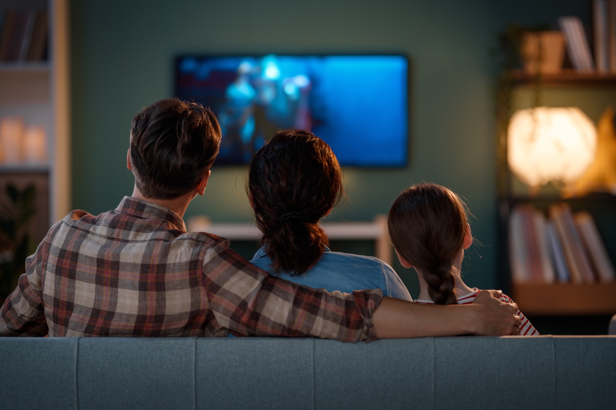 Famiglia che guarda la televisione - branded content Videoconsulting